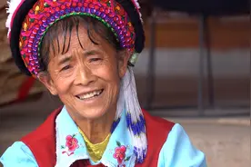 扎火把 迎佳节 庆丰年图片