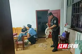 争分夺秒！女子因家庭矛盾欲跳楼，安化民警暖心营救！图片