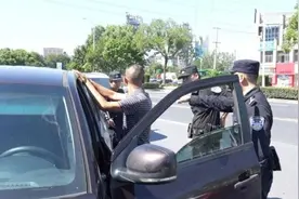 2023年了，还有人敢“盯梢”交警，跟踪警车，通风报信？图片