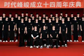 时代峰峻晒四代同框合照，TFBOYS坐前排C位图片