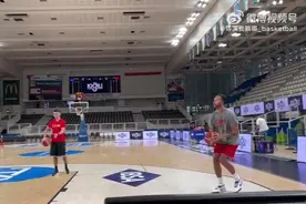 顶级待遇💪李凯尔练习投篮 男篮功勋郭士强&刘炜一同陪练图片