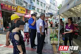 株洲石峰城管：暖心助残 设置爱心摊点图片