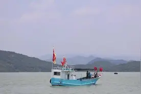 “开渔第一网”上岸  渔民开捕归来蟹满舱图片