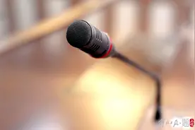 消防员断崖边排人墙护送孩子下山引关注，当事消防员回应图片