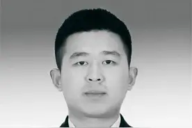 送英雄最后一程！有人为他带来两桶棒棒糖……图片