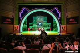 （成都大运会）看“村晚”赛投壶拔火罐 外国青年走近“巴适中国风”图片