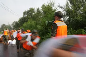 防汛救灾·温暖瞬间 | 忠诚卫士的身影：用身体托起生命之舟图片