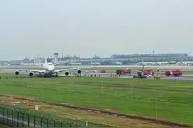 因货机冲出跑道，航班被取消！旅客：航司不安排住宿，还和机场互相踢皮球图片