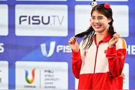 游泳项目完美收官夜！张雨霏反超那一刻全场沸腾，她的名字响彻东安湖图片