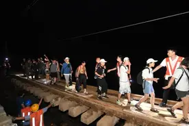 爸爸在现场抢险，女儿收到了大学录取通知书图片