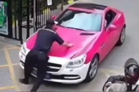 奔驰女司机顶行保安1公里被刑拘：两人谈话过程中产生争执图片