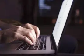 网传郑州某大学一领导强制员工加班  律师：无偿加班违法图片