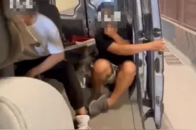 男子在汽车行驶中敞开车门挑衅交警：“有本事来抓我”，同伴起哄！一行五人全部归案图片