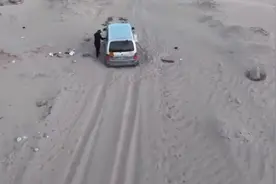 8名游客被困青海无人区，警方连夜搜救找回图片