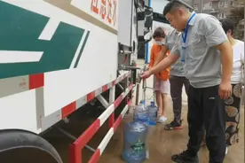 果然视频|让涿州市民喝上放心水，济南这个车队为30个小区送水图片
