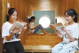 书香氤氲里 微光正闪烁图片