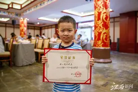滕王阁“百万锦鲤”诞生！年仅4岁还会背《滕王阁序》图片