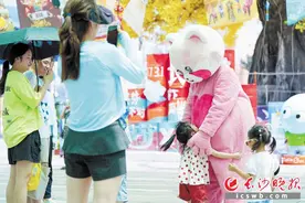 长沙世界之窗人偶扮演者冒着高温酷暑给游客带来快乐图片