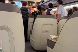 “花两千买票只能吃一顿？”男子坐高铁商务座疑因供餐不满，12306回应图片