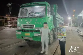 同一路段两辆超载大货车被汕头交警当场“拿下”图片