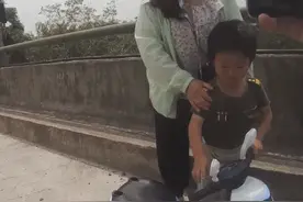 武汉4岁萌娃骑车上马路。好心女士紧急拦停报警图片