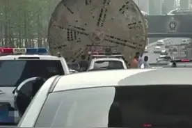 郑州一载大件物品货车被卡桥下，警方回应图片