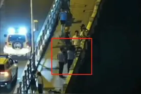 26℃｜一个眼神秒懂！休假民警路遇同行出警，默契配合救下轻生男子图片