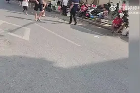 男子马路上扔百元钞票引哄抢，民警：已找到该男子，正在调查图片