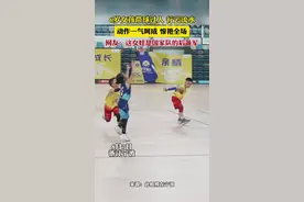 6岁女孩带球过人行云流水，动作一气呵成，惊艳全场，网友：这女娃是国家队的后备军图片
