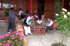 大理洱源：白族老手艺人扎制火把忙图片