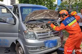 洋浦一蟒蛇躲进车里乘凉 消防部门提示→图片