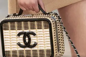 女子在闲鱼买了香奈儿包，质疑是翻新货要求退一赔三？法院这样判图片