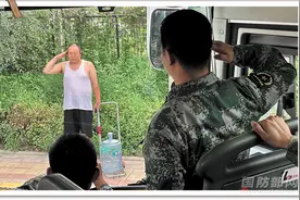 这些抗洪一线感人瞬间，定格在镜头里也刻印在军民的脑海里图片