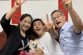 小狗因地震前叫醒主人受“表彰” 网友：听说是山东唯一没被揍的狗 主人：十年拍戏无人问 养只小狗天下知图片