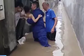 山西霍州强降雨致群众被困 多部门协助转移图片