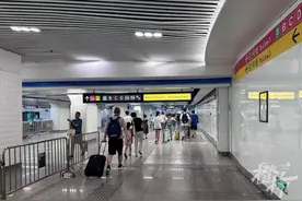 刀片夹在书里能不能被识别？杭州地铁安检新升级，橙柿互动记者实测；被查到排名前三的物品有哪些？图片