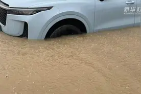 路遇暴雨和积水，车辆一旦涉水要注意什么？图片