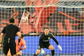 泰山队对战沧州雄狮队，上半场王大雷数次扑出危险球！图片