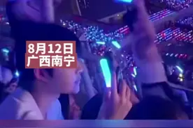 蔡依林南宁演唱会唱《舞娘》，点燃现场气氛，观众跟着舞动，网友：看台上的都能当伴舞了图片