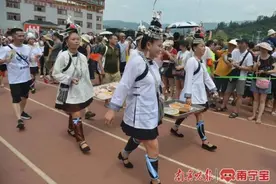 香港明星足球队、广西大学甘蔗队出战！贵州榕江美食足球友谊赛开打图片