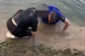 安徽亳州六旬城管叼烟下水救人获赞，网友关切“烟少抽”图片