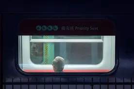 老年人高峰期乘地铁该不该免费，并没有标准答案图片