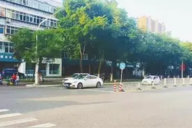 护栏有口但没有车辆掉头标志 是否能在此掉头？图片