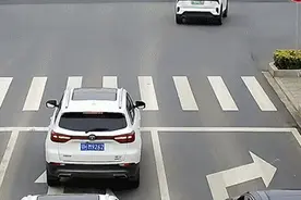 被撞还得负全责？！只因这位荆门司机这样开车……图片