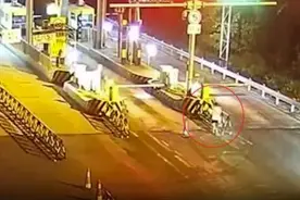 孩子还手打母亲，父亲把孩子丢在高速口，是对是错？丨时评图片