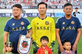 陈百祥携明星队亮相村超，感叹余生唯一愿望是国足再进世界杯图片