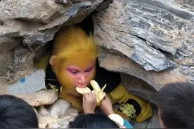 男子在公园扮演孙悟空，吸引小朋友排队投喂，回应：曾有游客拿酒让我干了，暂时没有吃坏肚子图片