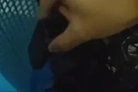 大学图书馆卫生间纸篓内被指暗藏摄像头，工作人员回应：已交由保卫处调查处理图片