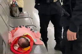 宝妈突感身体不适，民警帮忙看娃安全感拉满，不敢抱，就放在椅子上一直守护。图片
