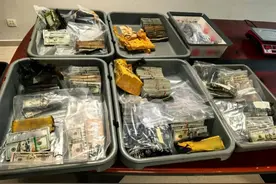 广州白云机场进境旅客用行李箱携带百万美金被查！现场曝光图片